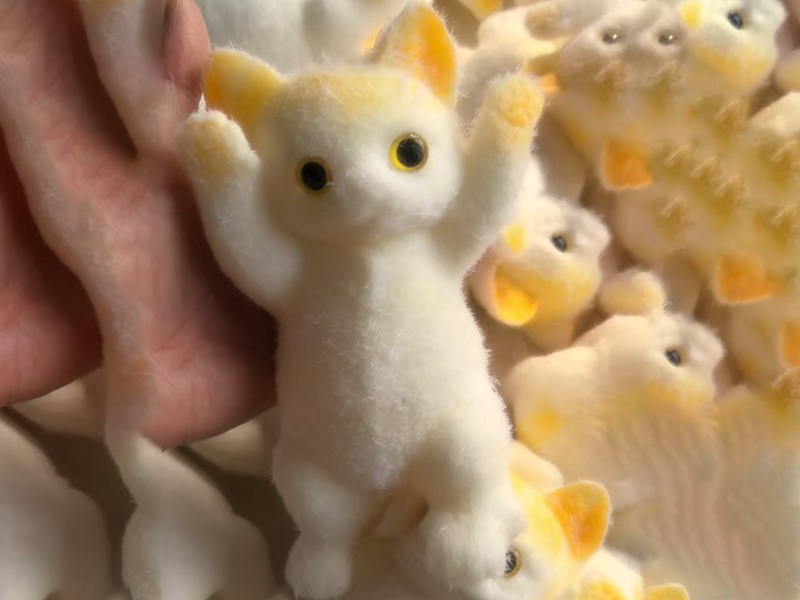 Pinch Pinch Music: Cat Raising Its Hand