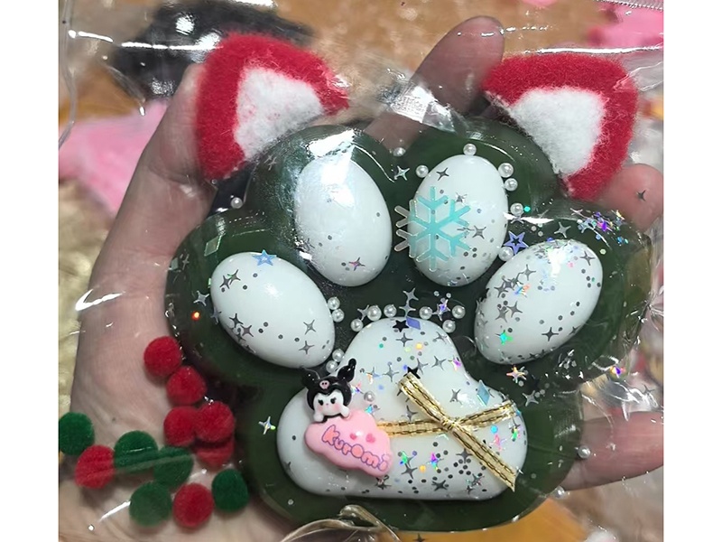 Pinching Music: Christmas Big Cat Paws